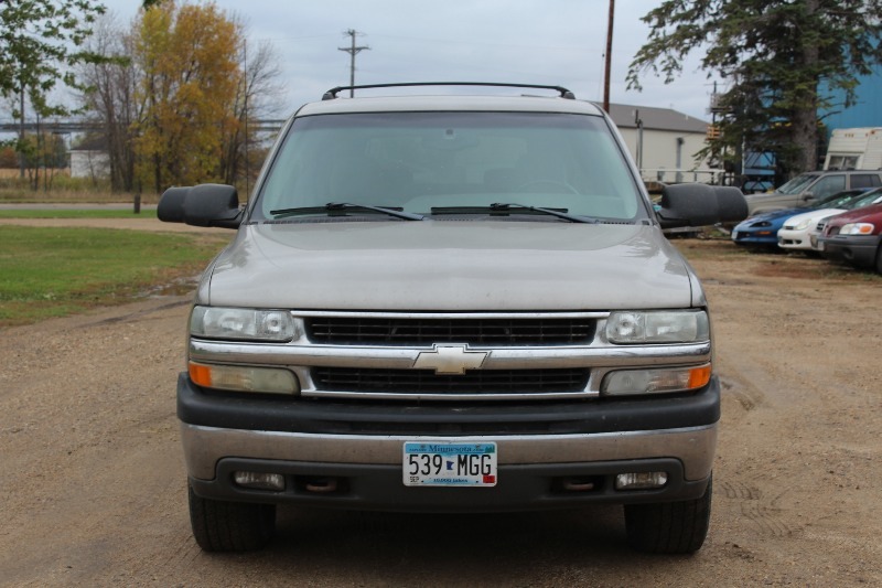lot 2 image: 2003 Chevrolet Suburban 4x4
