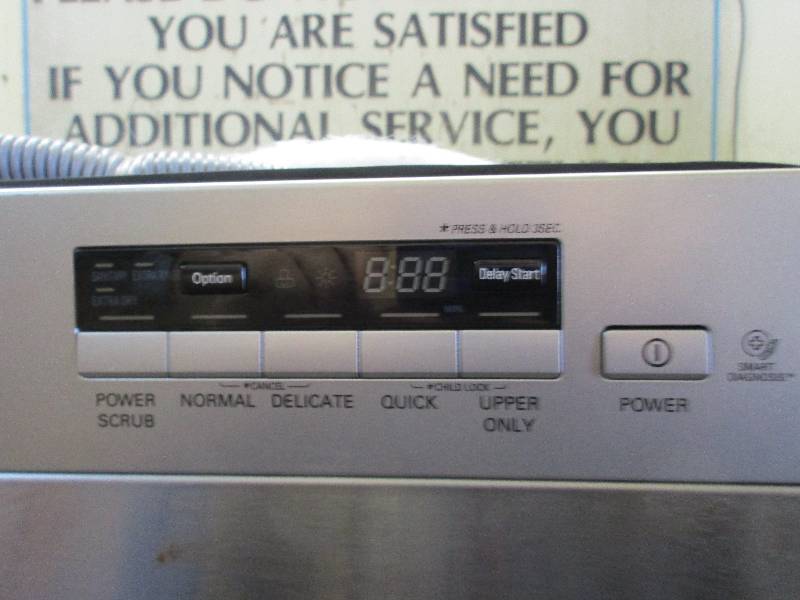 lot 8 image: LG Dishwasher LDS5040ST