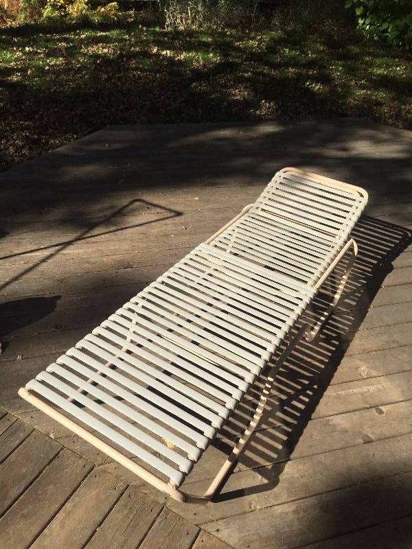 lot 092 image: Mid Century Modern Vintage TROPITONE OUTDOOR PATIO FURNITURE Lounge Deck Chaise Slat Seating Chair Cabana Club Tropical