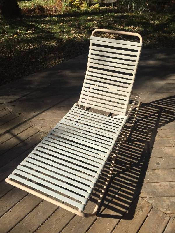 lot 093 image: #2 Mid Century Modern Vintage TROPITONE OUTDOOR PATIO FURNITURE Lounge Deck Chaise Slat Seating Chair