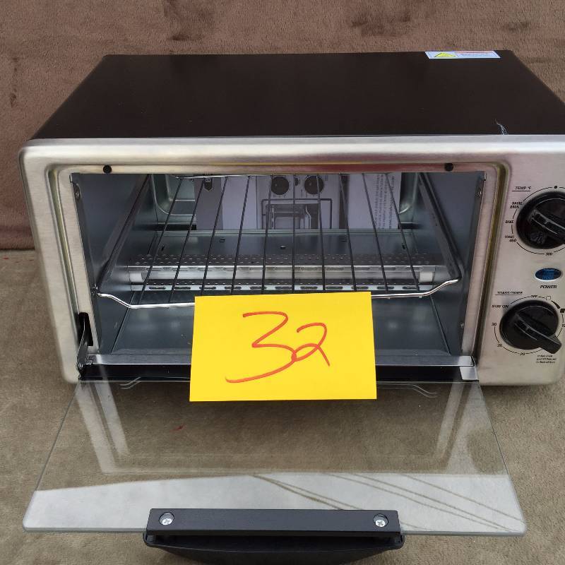 lot 32 image: Bella 4 Slice Toaster Oven