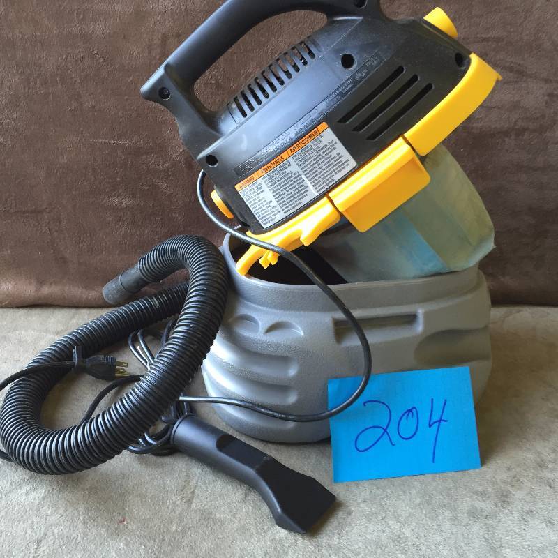 lot 204 image: Stinger 2.5 Gal Vaccum