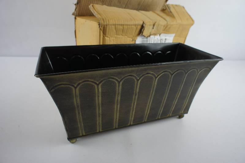 lot 21 image: Elegant Expressions Planters