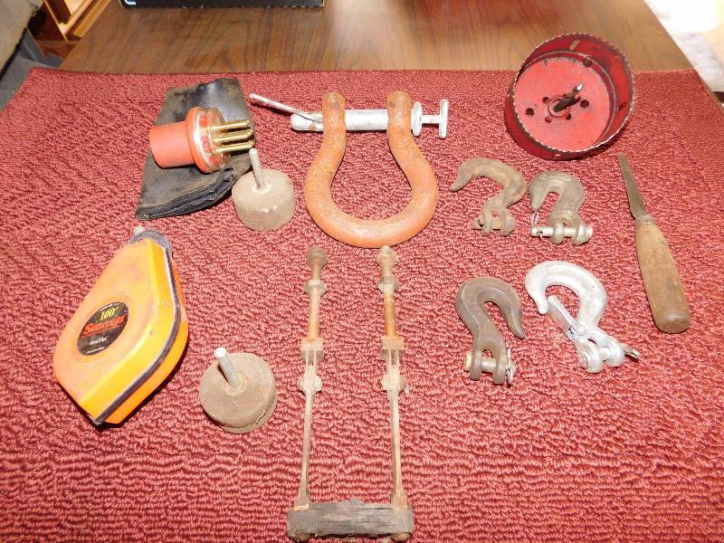 lot 11 image: Misc different items metal hooks and more
