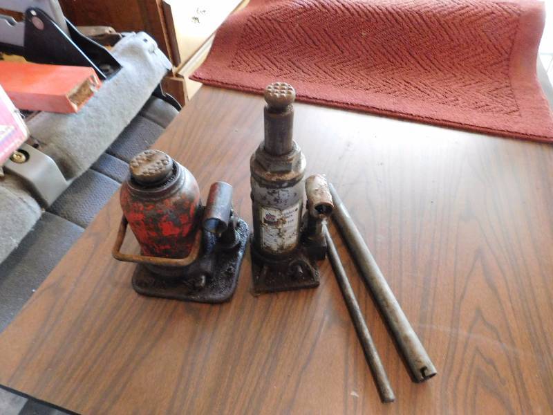 lot 31 image: large and medium hydraulic jack and supplies these were not tested please inspect