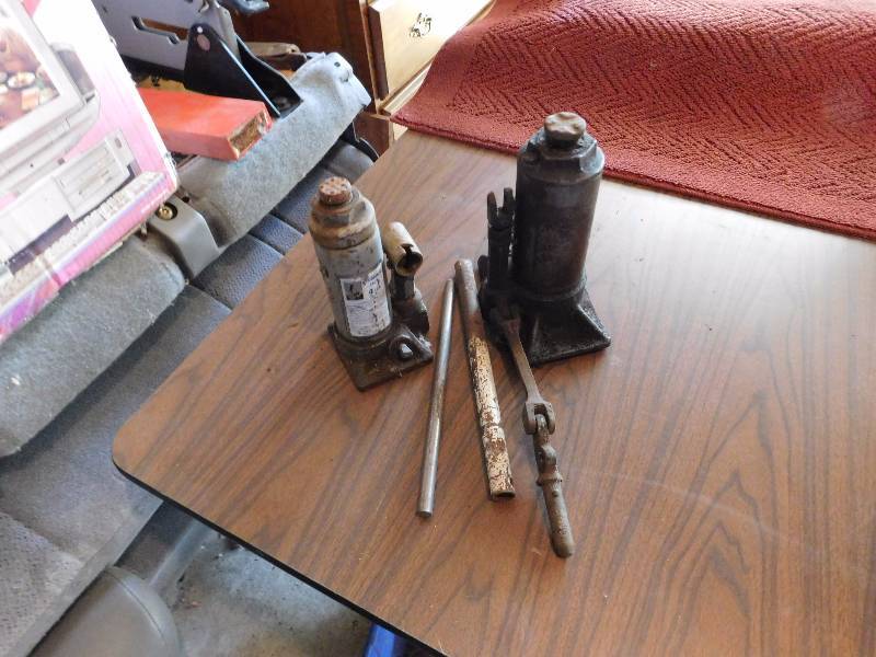 lot 32 image: large and medium hydraulic jack and supplies these were not tested please inspect