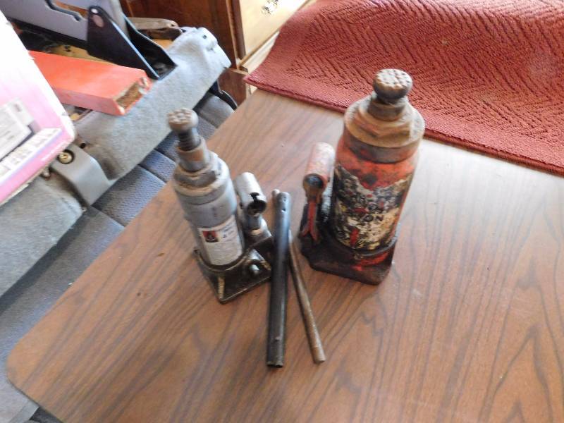 lot 33 image: large and medium hydraulic jack and supplies these were not tested please inspect