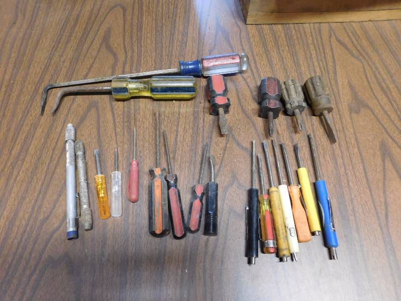 lot 44 image: large lot of misc screwdrivers see photos
