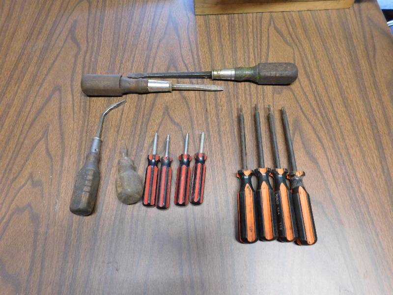 lot 45 image: large lot of misc screwdrivers see photos