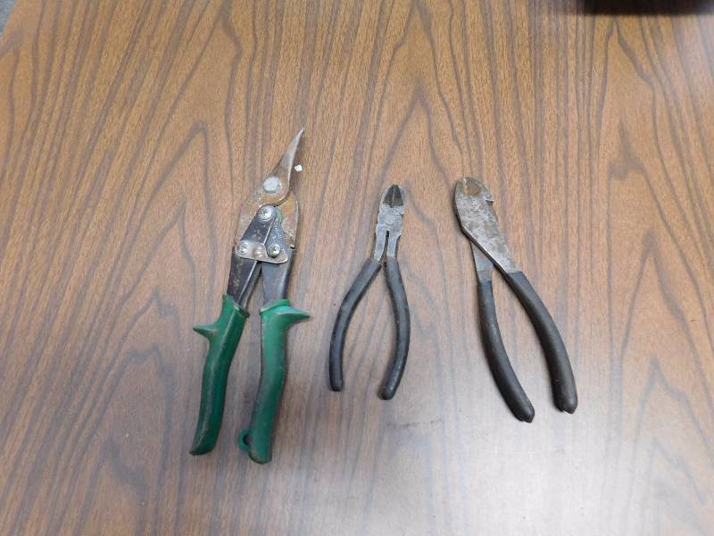 lot 68 image: tin snips and wire cutters