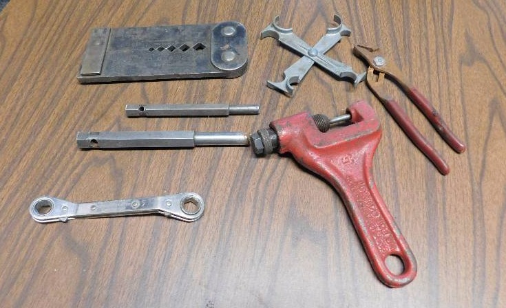lot 100 image: Interesting lot of vintage tools see photos for good view