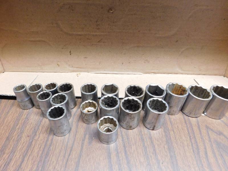 lot 111 image: 12 to 1-18  standard sized Craftsman  sockets good condition usable