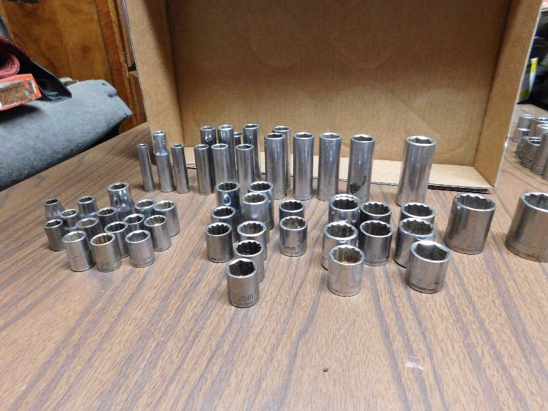 lot 113 image: Mixture of deep well and regular metric Craftsman sockets 9mm-19mm