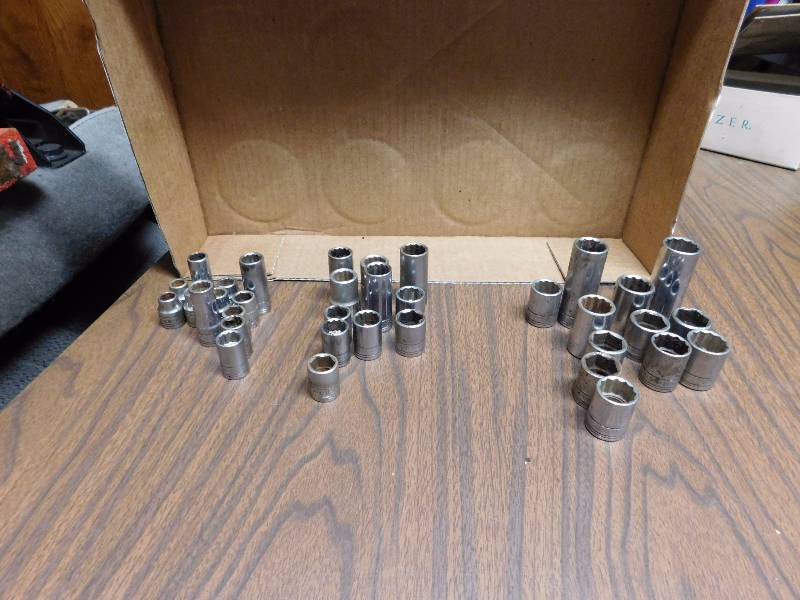 lot 114 image: Mixture of deep well and regular metric S-K sockets 8mm-19mm