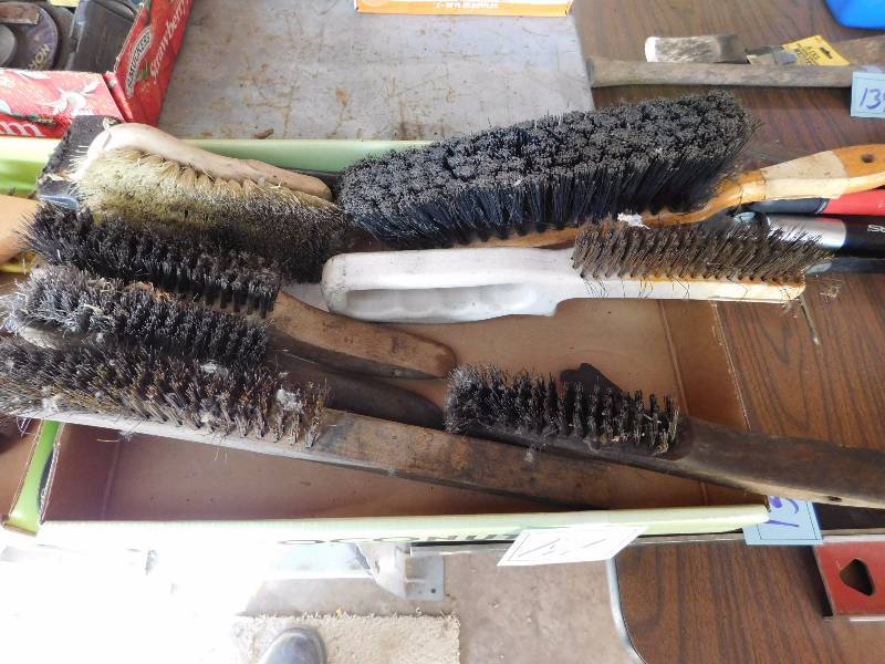 lot 141 image: large lot of brushes most are wire brushes
