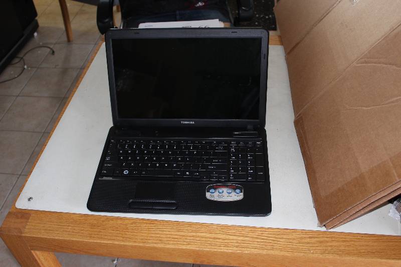 lot 21 image: Toshiba laptop, as is for parts