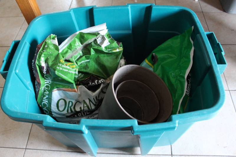 lot 98 image: Misc growing supplies, pots, dirt