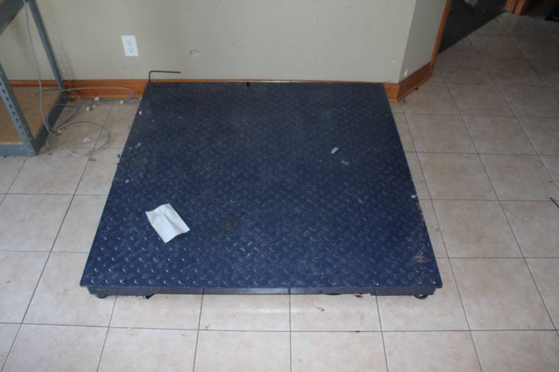 lot 3 image: 4500 pound 2000 KG pallet scale 40 inches X 40 inches, requires ac adapter or batteries to function, (batteries and ac adapter not included) tested and operational