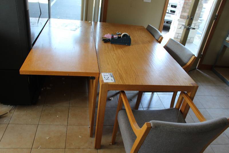 lot 128 image: Solid wood desk with 3 chairs, tested and operational