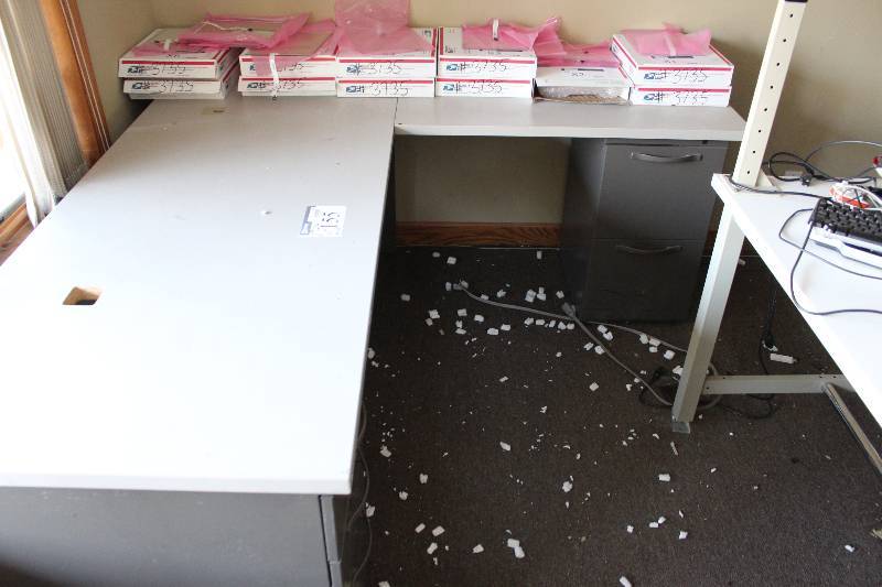 lot 155 image: corner desk, tested and operational
