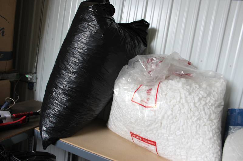 lot 163 image: biodegradable packing peanuts, new unopened