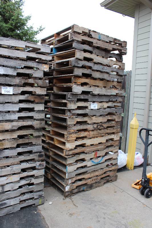 lot 195 image: Used pallets,  good condition