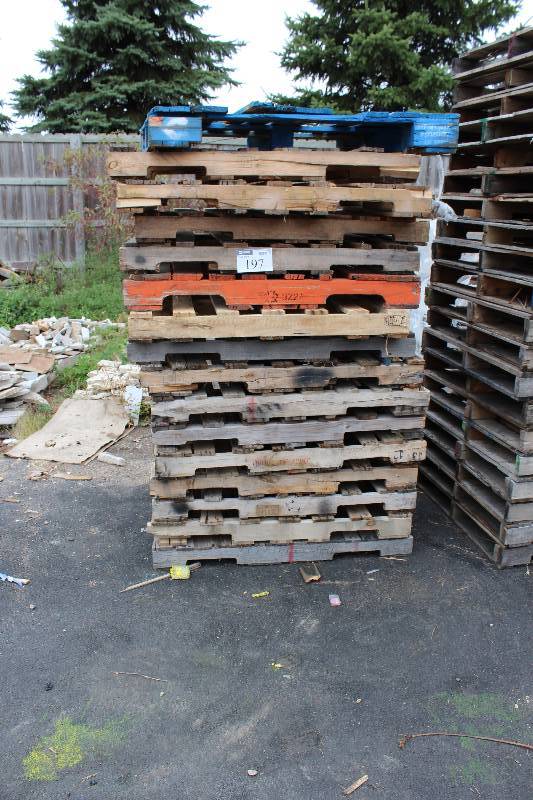lot 197 image: Used pallets,  good condition