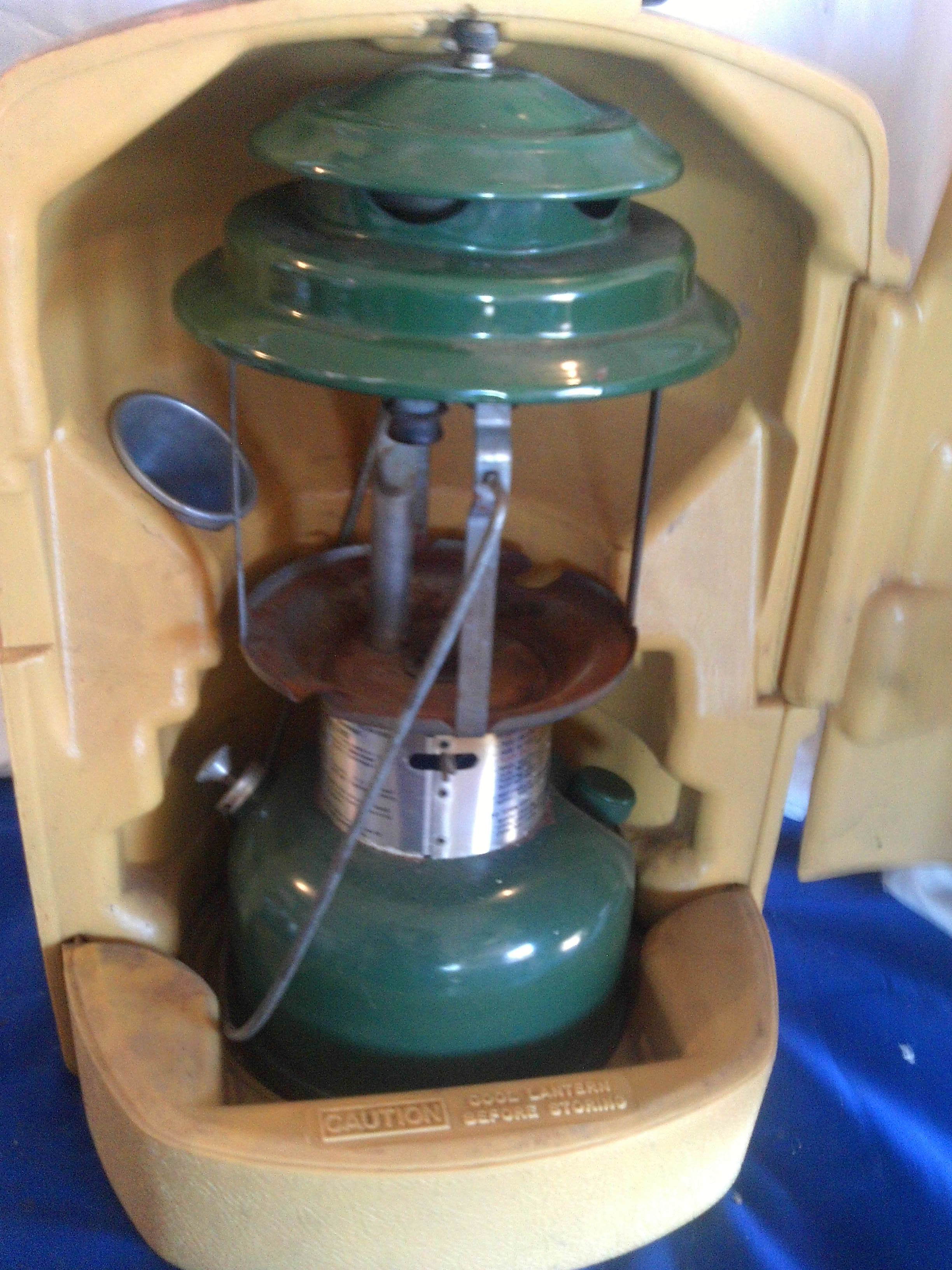 lot 18 image: 0381 coleman lantern