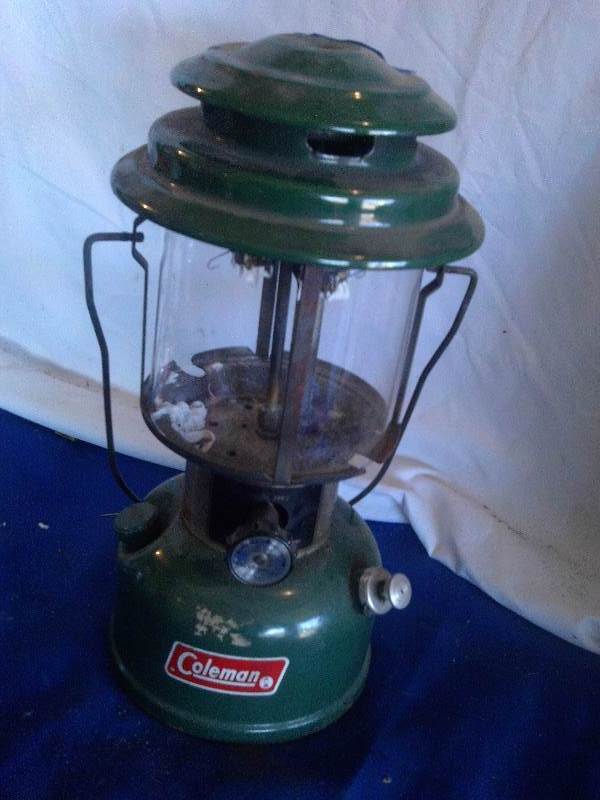 lot 27 image: 1075 coleman lantern