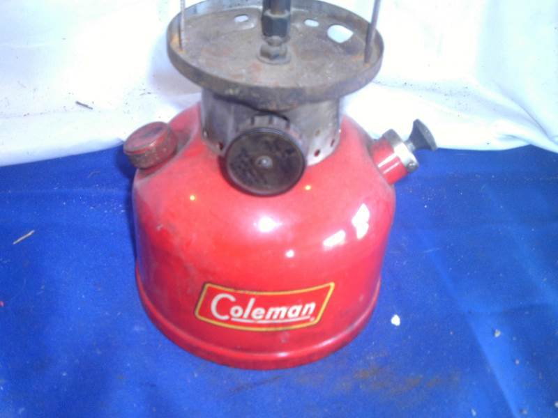 lot 28 image: 1058 coleman lantern
