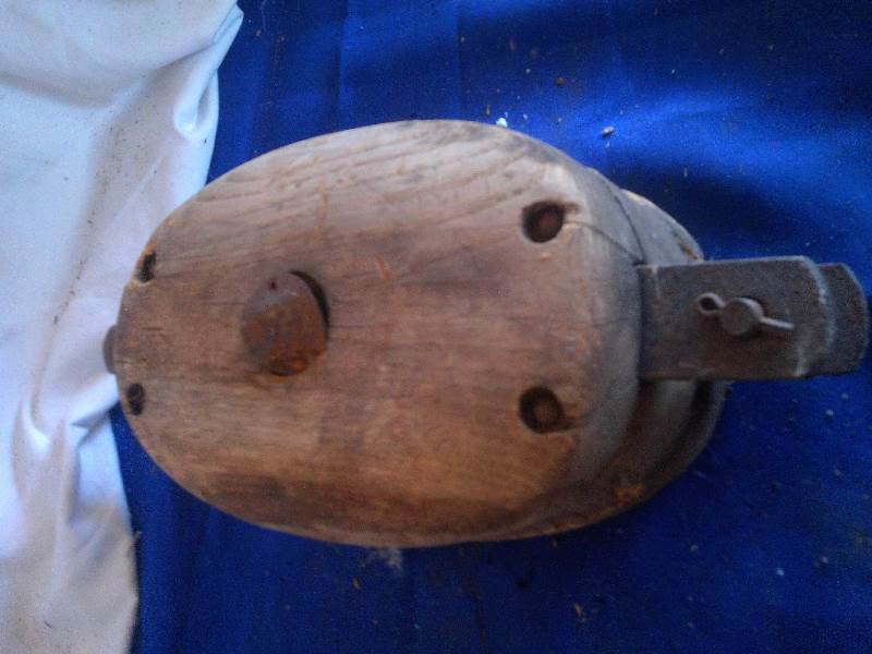 lot 36 image: vintage wooden barn pully