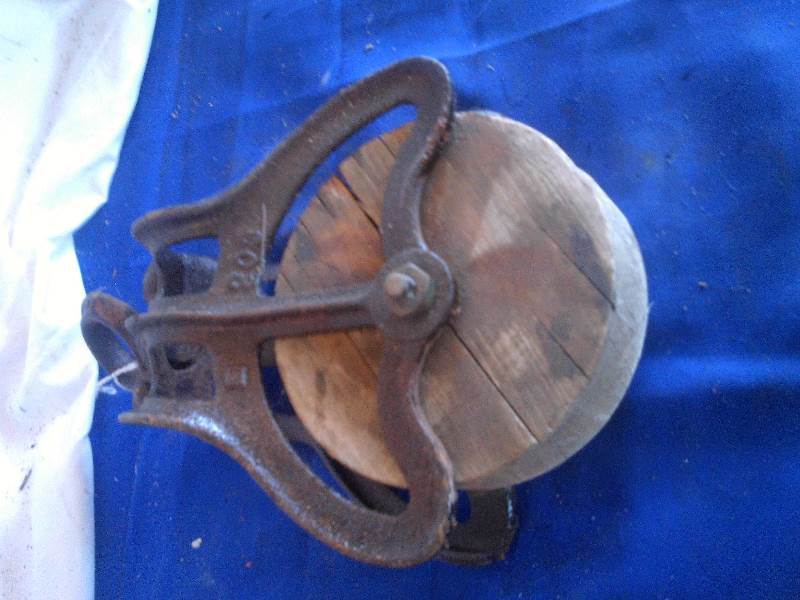 lot 40 image: antique barn pully