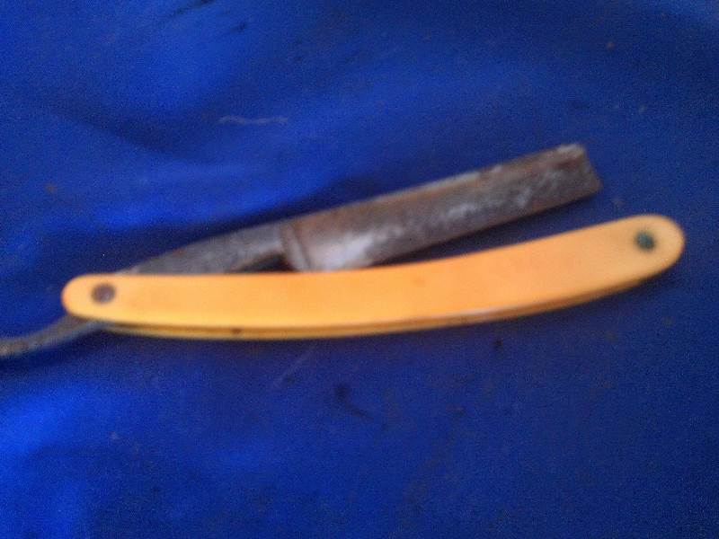 lot 61 image: t berry razor