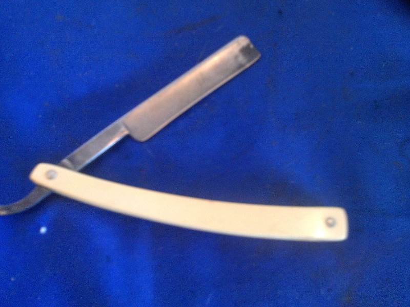 lot 67 image: spike razor