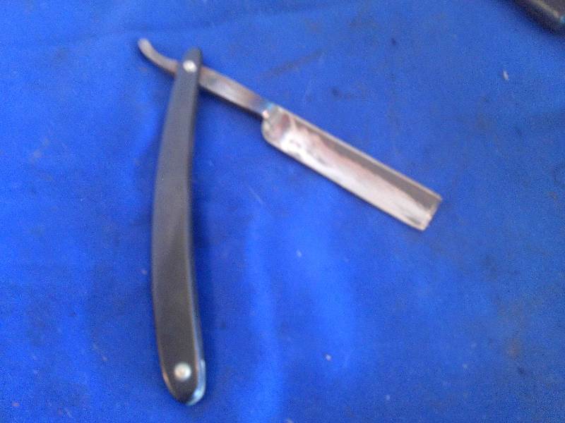 lot 70 image: vintage straight edge razor