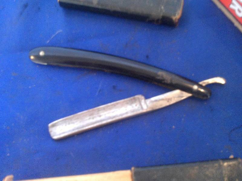 lot 72 image: queen straight edge