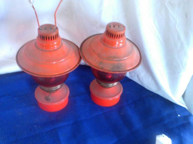 lot 161 image: vintage small oil lamps