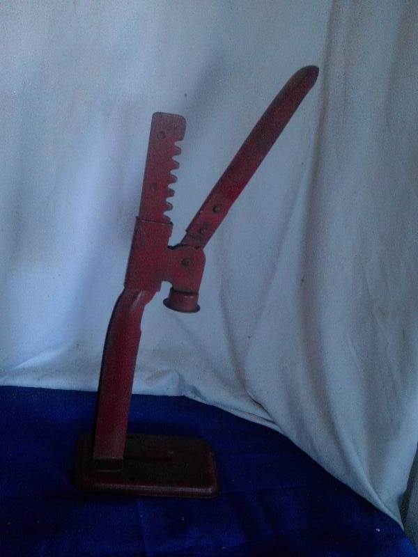 lot 168 image: vintage bottle capper