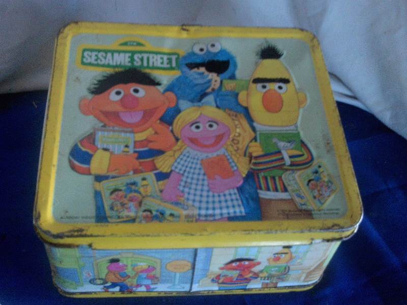 lot 169 image: vintage sesame street lunch box