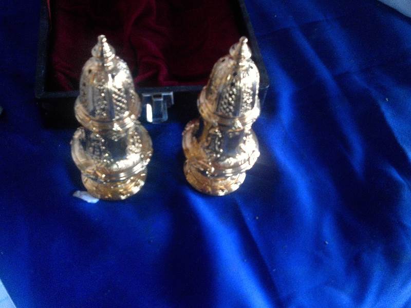 lot 172 image: vintage salt and peppers
