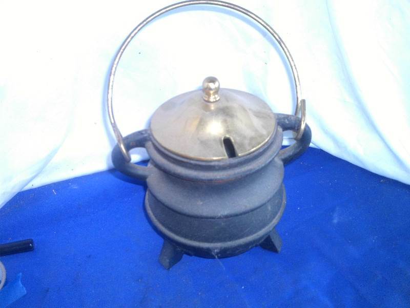 lot 173 image: vintage cast iron pot