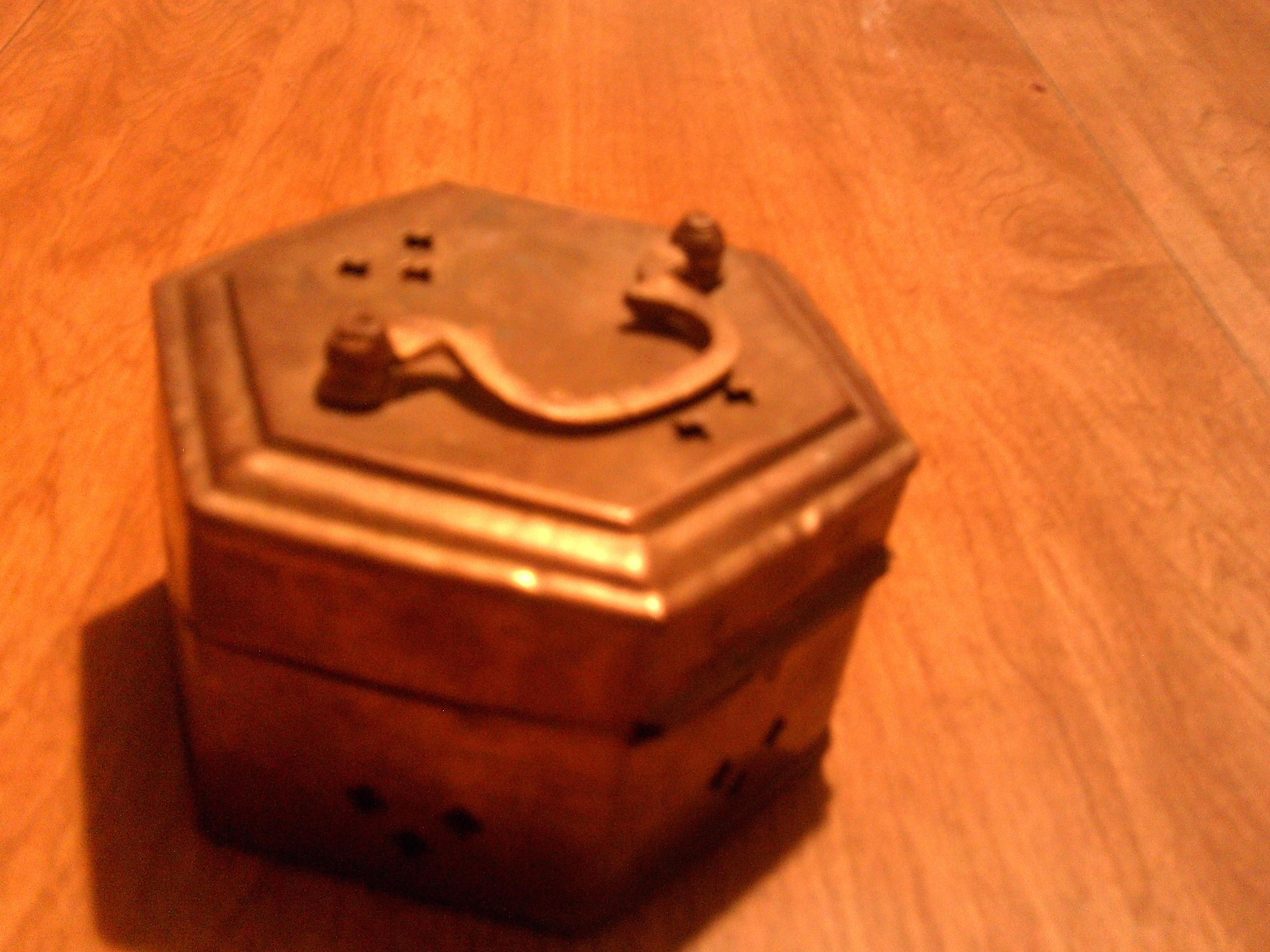 lot 199 image: antique dresser box