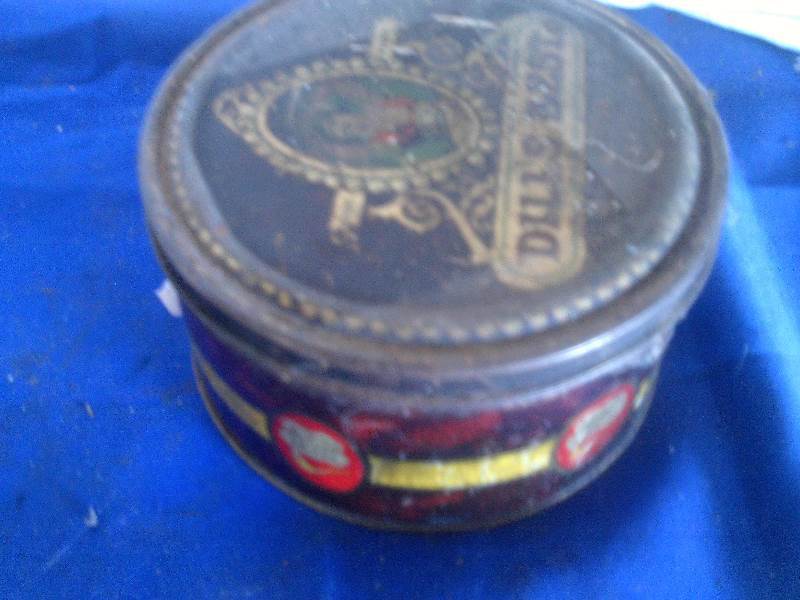 lot 267 image: Antique dills best tin
