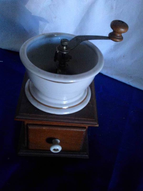 lot 286 image: vintage cofee grinder