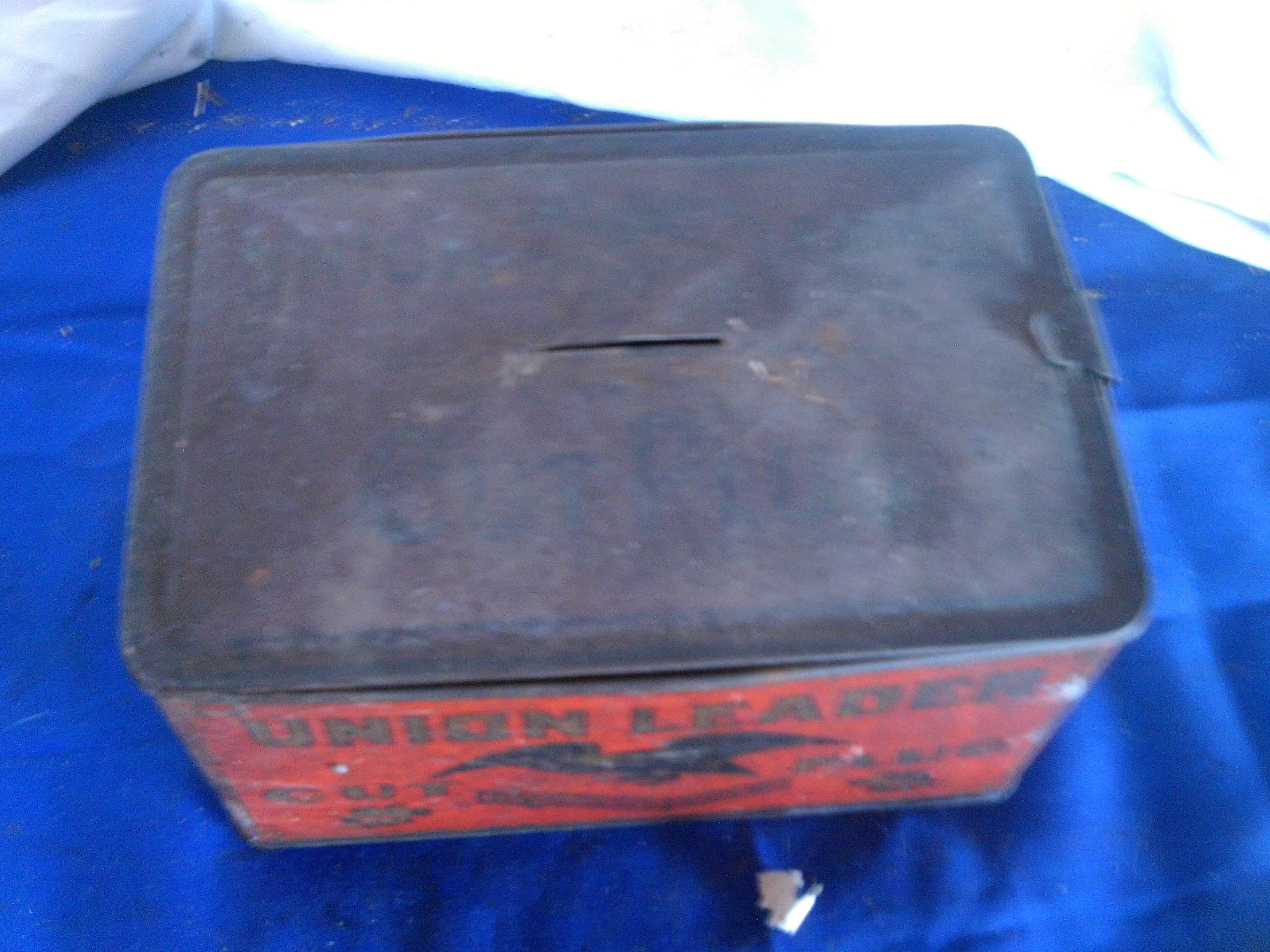 lot 290 image: antique union leader tin