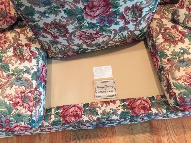 lot 7 image: Full size sofa (Sovereign Upholstery by Hickory Chair