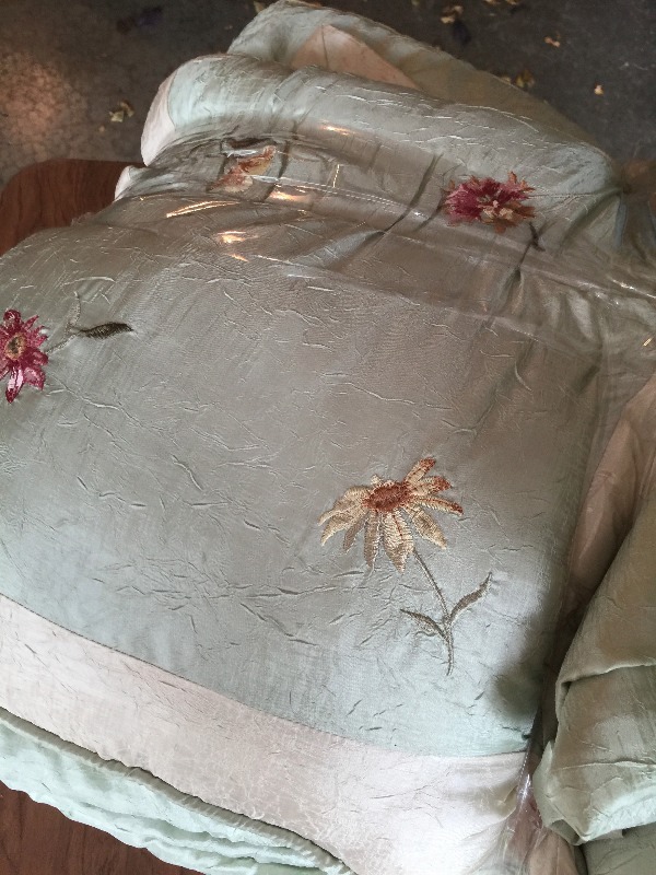 lot 17 image: Queen Bed Set (balance, dust ruffle, bed spread, 3 pillows)