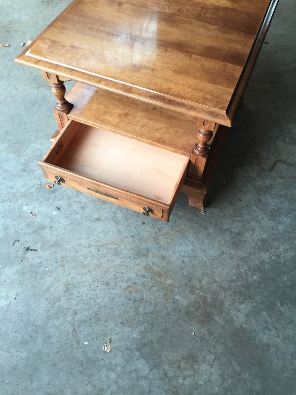 lot 32 image: End Table