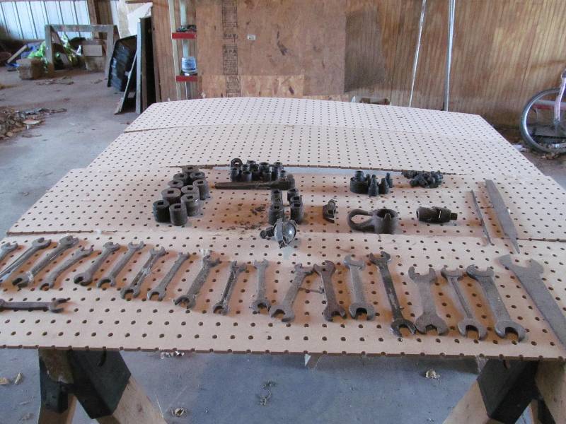 lot 30 image: Collection of vintage metal pieces