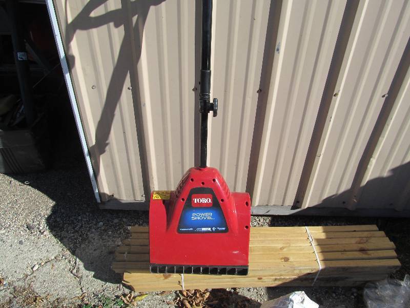 lot 56 image: Toro power shovel